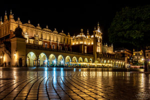 Main square in Krakow at night2